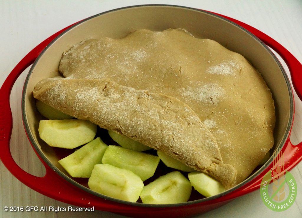 Place apples on caramel, sprinkle with lemon juice and put dough round on top (gluten-free upside down apple pie/ tarte tatin).