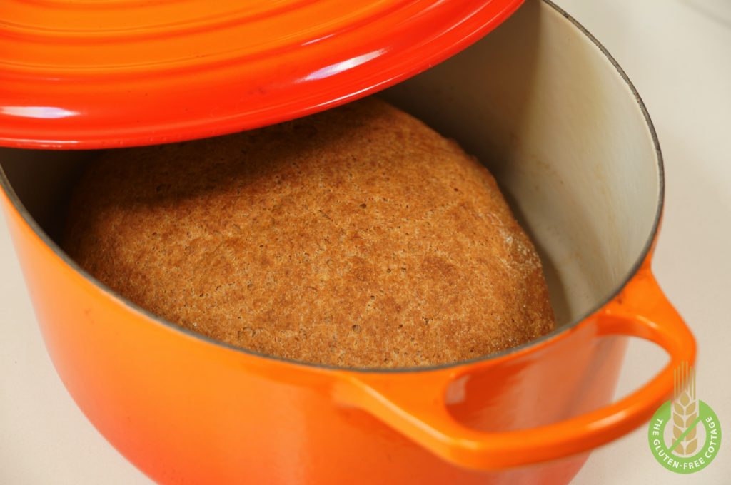 The icon-cast "Dutch oven" helps the bread to become crispy at the outside and at the same time soft at the inside (gluten-free brown bread).