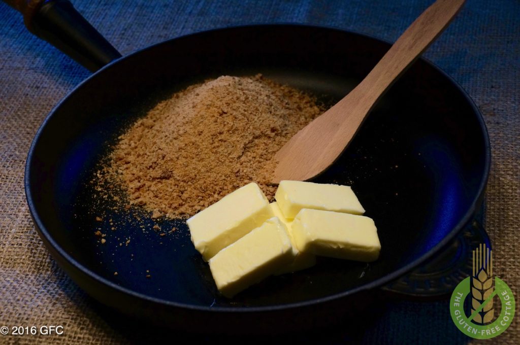 Preparation for roasted gluten-free breadcrumbs (gluten-free apple strudel).