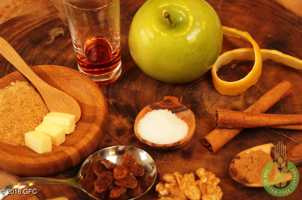 Ingredients for the filling: apples, lemon juice, gluten-free bread crumbs, unsalted butter, granulated sugar, cinnamon powder, dried raisins, rum and walnuts (gluten-free apple strudel).